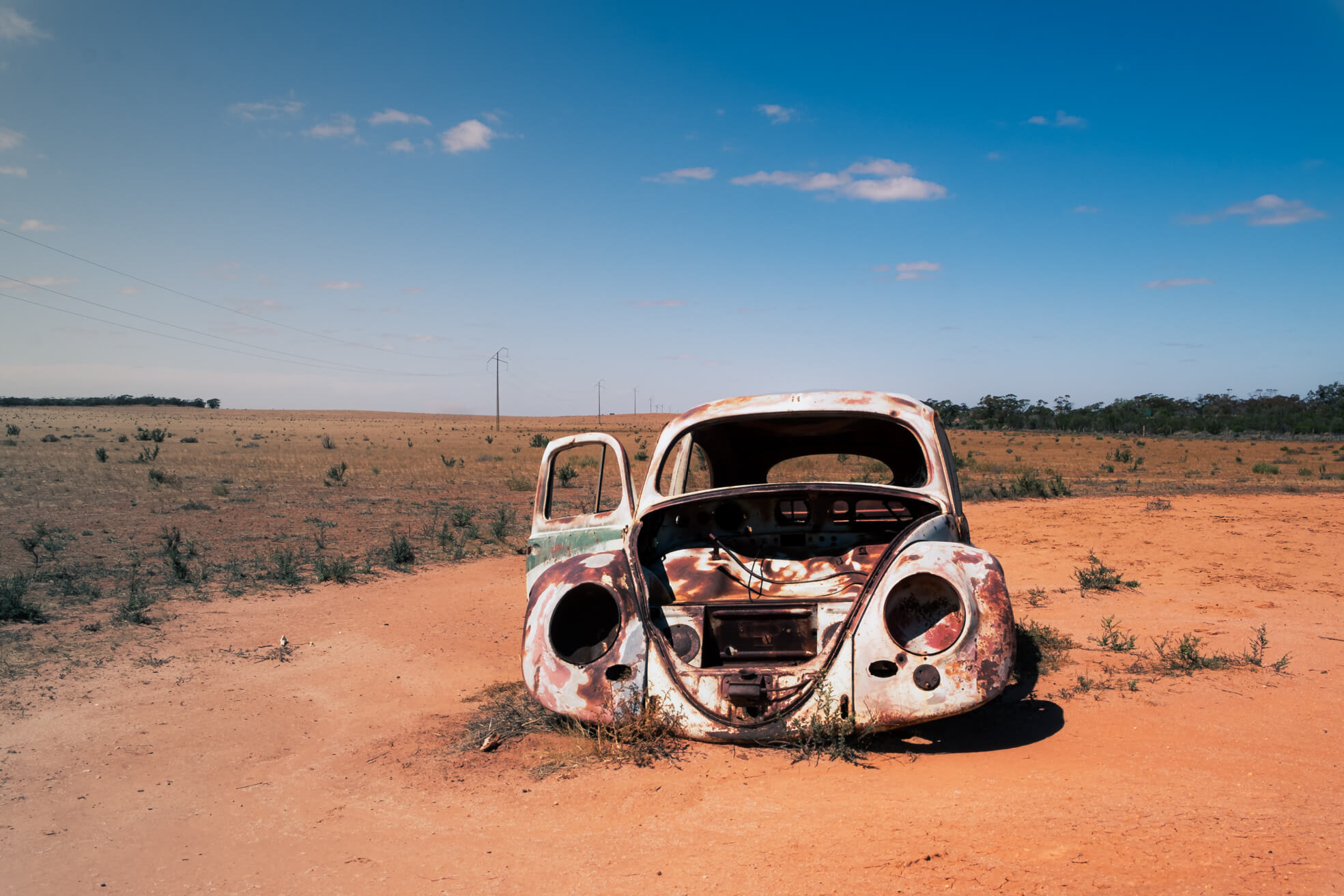 A broken down and rusty Volkswagen Beetle in the South Australian desert